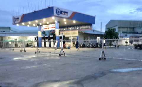 Nhiều cửa hàng tháo bỏ bảng hiệu xăng dầu của đại gia Trịnh Sướng - Ảnh 1. Nhiều cửa hàng tháo bỏ bảng hiệu xăng dầu của đại gia Trịnh Sướng - Ảnh 1.