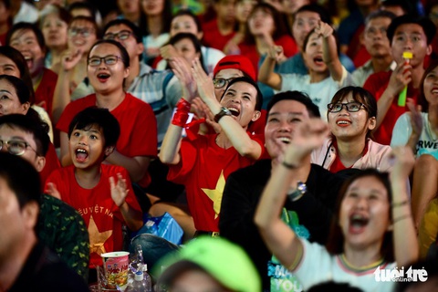 Khán giả hồi hộp theo dõi chung kết Kings cup 2019 - Ảnh 2. Khán giả hồi hộp theo dõi chung kết Kings cup 2019 - Ảnh 2.