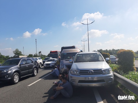 7 xe tông liên hoàn trên cao tốc TP.HCM - Trung Lương, hàng ngàn xe cộ ùn ứ - Ảnh 3. 7 xe tông liên hoàn trên cao tốc TP.HCM - Trung Lương, hàng ngàn xe cộ ùn ứ - Ảnh 3.