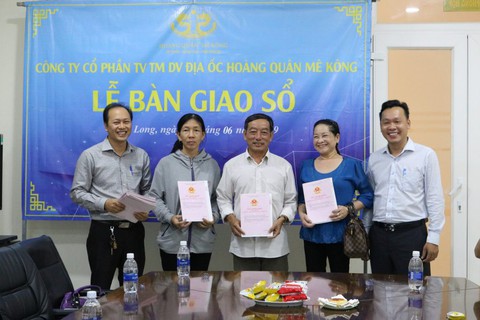 Hoàng Quân Mê Kông gấp rút hoàn thành thủ tục bàn giao sổ đỏ - Ảnh 1. Hoàng Quân Mê Kông gấp rút hoàn thành thủ tục bàn giao sổ đỏ - Ảnh 1.