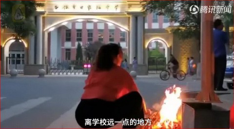 Phụ huynh Trung Quốc... đốt đồ cúng ngoài trường thi cho con may mắn - Ảnh 7. Phụ huynh Trung Quốc... đốt đồ cúng ngoài trường thi cho con may mắn - Ảnh 7.
