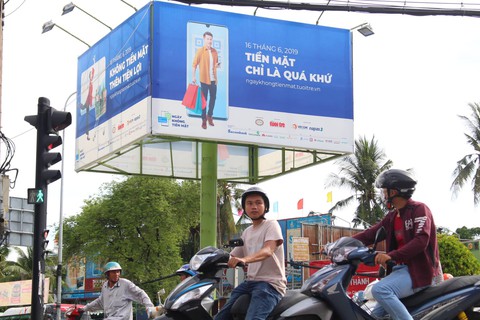 Không tiền mặt thật tiện lợi - Ảnh 1. Không tiền mặt thật tiện lợi - Ảnh 1.