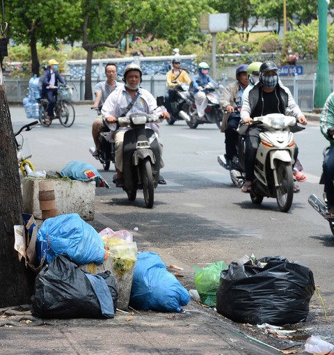 Rác - rác - rác... từ trên bờ xuống dưới kênh - Ảnh 7. Rác - rác - rác... từ trên bờ xuống dưới kênh - Ảnh 7.