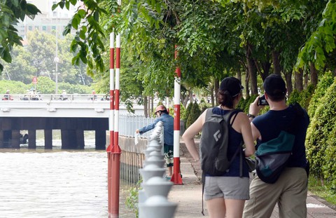 Rác - rác - rác... từ trên bờ xuống dưới kênh - Ảnh 4. Rác - rác - rác... từ trên bờ xuống dưới kênh - Ảnh 4.