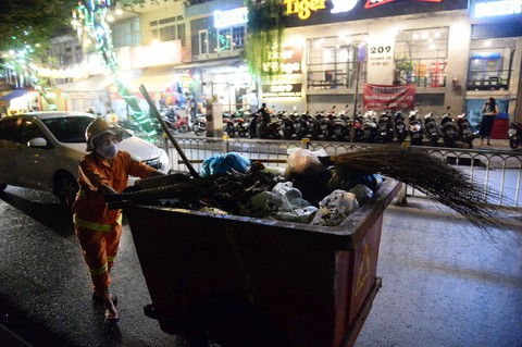 Rác - rác - rác... từ trên bờ xuống dưới kênh - Ảnh 2. Rác - rác - rác... từ trên bờ xuống dưới kênh - Ảnh 2.