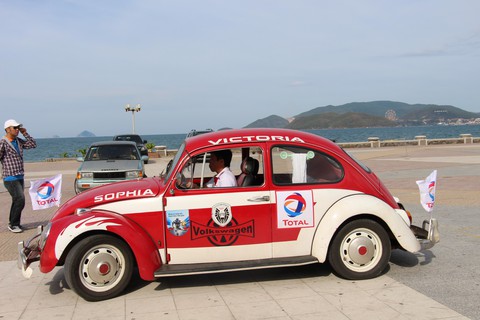 400 xe Vespa và ôtô cổ hội ngộ tại Nha Trang - Ảnh 5. 400 xe Vespa và ôtô cổ hội ngộ tại Nha Trang - Ảnh 5.