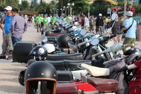 400 xe Vespa và ôtô cổ hội ngộ tại Nha Trang - Ảnh 10. 400 xe Vespa và ôtô cổ hội ngộ tại Nha Trang - Ảnh 10.