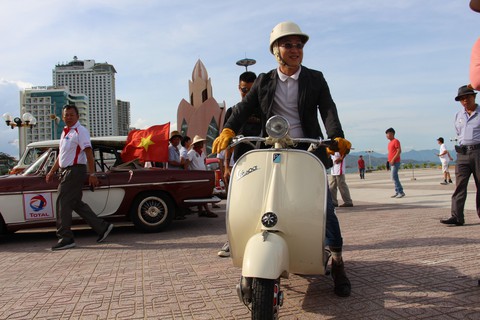 400 xe Vespa và ôtô cổ hội ngộ tại Nha Trang - Ảnh 11. 400 xe Vespa và ôtô cổ hội ngộ tại Nha Trang - Ảnh 11.