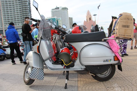 400 xe Vespa và ôtô cổ hội ngộ tại Nha Trang - Ảnh 12. 400 xe Vespa và ôtô cổ hội ngộ tại Nha Trang - Ảnh 12.
