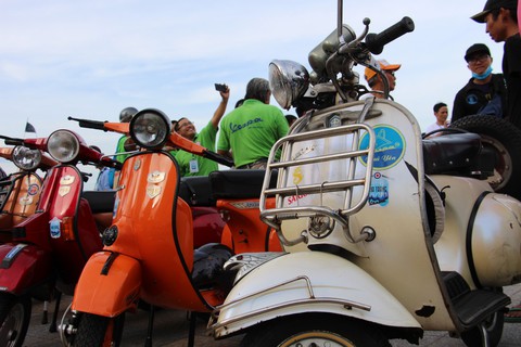 400 xe Vespa và ôtô cổ hội ngộ tại Nha Trang - Ảnh 13. 400 xe Vespa và ôtô cổ hội ngộ tại Nha Trang - Ảnh 13.