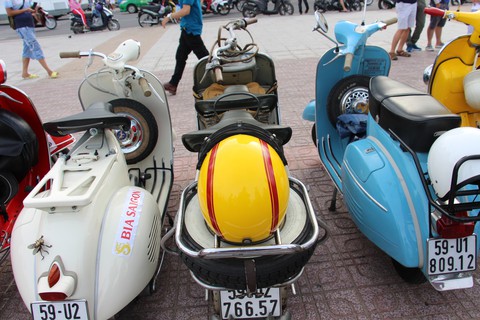 400 xe Vespa và ôtô cổ hội ngộ tại Nha Trang - Ảnh 14. 400 xe Vespa và ôtô cổ hội ngộ tại Nha Trang - Ảnh 14.