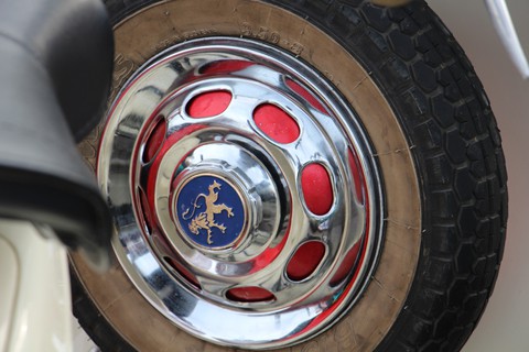 400 xe Vespa và ôtô cổ hội ngộ tại Nha Trang - Ảnh 16. 400 xe Vespa và ôtô cổ hội ngộ tại Nha Trang - Ảnh 16.