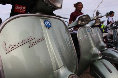 400 xe Vespa và ôtô cổ hội ngộ tại Nha Trang - Ảnh 17. 400 xe Vespa và ôtô cổ hội ngộ tại Nha Trang - Ảnh 17.