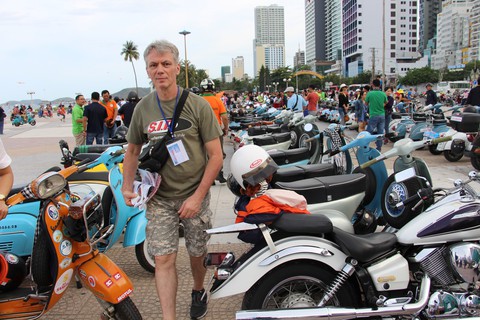 400 xe Vespa và ôtô cổ hội ngộ tại Nha Trang - Ảnh 2. 400 xe Vespa và ôtô cổ hội ngộ tại Nha Trang - Ảnh 2.