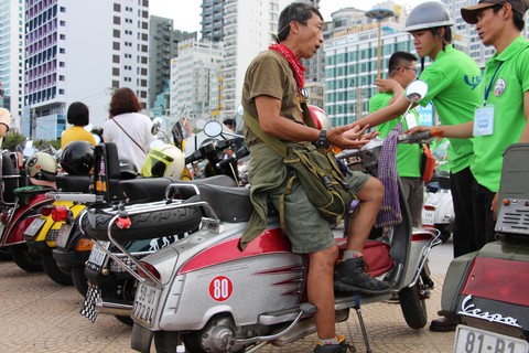 400 xe Vespa và ôtô cổ hội ngộ tại Nha Trang - Ảnh 19. 400 xe Vespa và ôtô cổ hội ngộ tại Nha Trang - Ảnh 19.