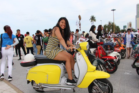 400 xe Vespa và ôtô cổ hội ngộ tại Nha Trang - Ảnh 4. 400 xe Vespa và ôtô cổ hội ngộ tại Nha Trang - Ảnh 4.
