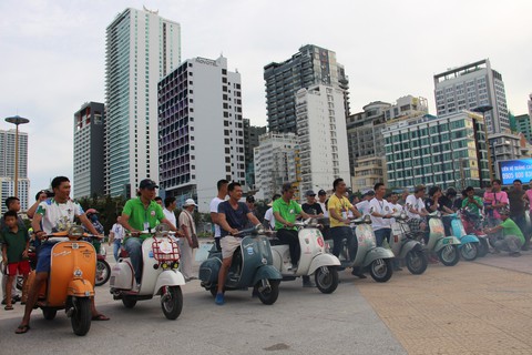 400 xe Vespa và ôtô cổ hội ngộ tại Nha Trang - Ảnh 23. 400 xe Vespa và ôtô cổ hội ngộ tại Nha Trang - Ảnh 23.
