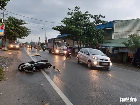 Thượng úy CSGT bị xe container cán tử vong trên đường đi làm - Ảnh 3. Thượng úy CSGT bị xe container cán tử vong trên đường đi làm - Ảnh 3.
