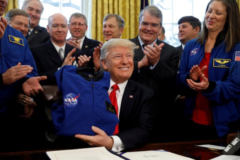 Ông Trump muốn lên sao Hỏa hơn là Mặt trăng - Ảnh 1. Ông Trump muốn lên sao Hỏa hơn là Mặt trăng - Ảnh 1.