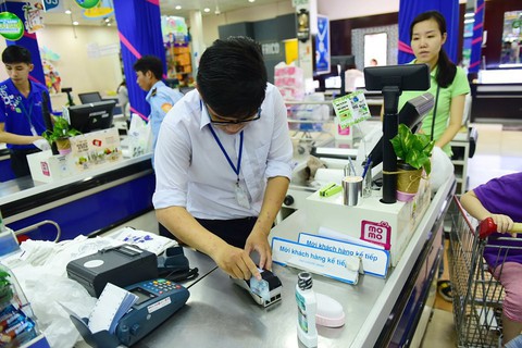 Thầy có mang thẻ ATM theo không? - Ảnh 1. Thầy có mang thẻ ATM theo không? - Ảnh 1.