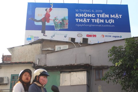 Không tiền mặt thật tiện lợi - Ảnh 3. Không tiền mặt thật tiện lợi - Ảnh 3.