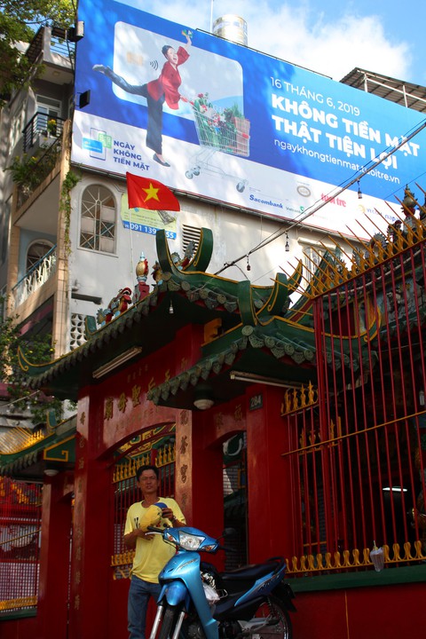 Không tiền mặt thật tiện lợi - Ảnh 4. Không tiền mặt thật tiện lợi - Ảnh 4.