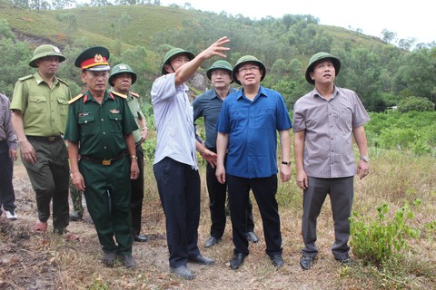 Chưa thể điều trực thăng chữa cháy rừng vì gió thổi mạnh - Ảnh 1. Chưa thể điều trực thăng chữa cháy rừng vì gió thổi mạnh - Ảnh 1.