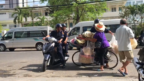 Dân mạng phẫn nộ với việc thu gom hàng rong không lập biên bản - Ảnh 3. Dân mạng phẫn nộ với việc thu gom hàng rong không lập biên bản - Ảnh 3.