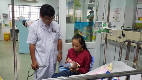 Phẫu thuật tim hở thành công cho bé gái sinh non nặng 1,6kg - Ảnh 1. Phẫu thuật tim hở thành công cho bé gái sinh non nặng 1,6kg - Ảnh 1.