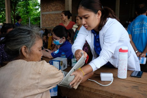 Thầy thuốc trẻ khám bệnh ở Lào: suýt vỡ trận vì quá đông - Ảnh 6. Thầy thuốc trẻ khám bệnh ở Lào: suýt vỡ trận vì quá đông - Ảnh 6.