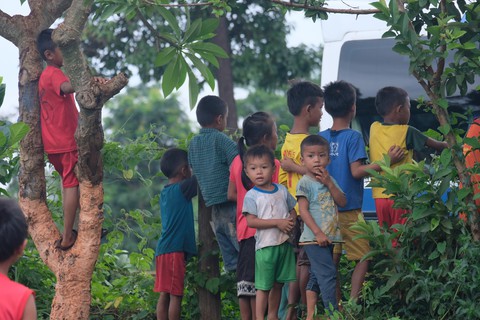 Thầy thuốc trẻ khám bệnh ở Lào: suýt vỡ trận vì quá đông - Ảnh 2. Thầy thuốc trẻ khám bệnh ở Lào: suýt vỡ trận vì quá đông - Ảnh 2.
