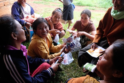 Thầy thuốc trẻ khám bệnh ở Lào: suýt vỡ trận vì quá đông - Ảnh 9. Thầy thuốc trẻ khám bệnh ở Lào: suýt vỡ trận vì quá đông - Ảnh 9.
