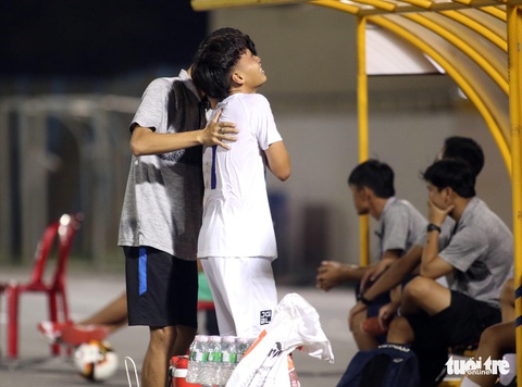 Cầu thủ U17 Hoàng Anh Gia Lai gãy xương đòn trong trận ra quân - Ảnh 1. Cầu thủ U17 Hoàng Anh Gia Lai gãy xương đòn trong trận ra quân - Ảnh 1.