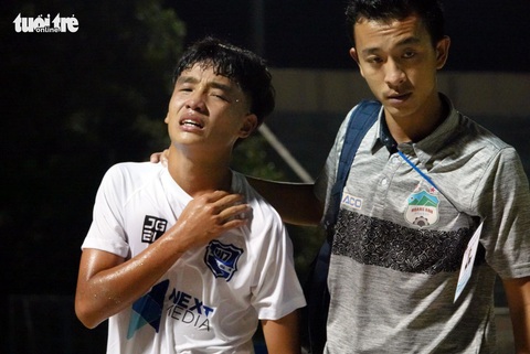Cầu thủ U17 Hoàng Anh Gia Lai gãy xương đòn trong trận ra quân - Ảnh 2. Cầu thủ U17 Hoàng Anh Gia Lai gãy xương đòn trong trận ra quân - Ảnh 2.