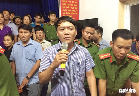 Dân ‘vây’ trụ sở xã yêu cầu khẩn trương cứu 9 ngư dân mất tích - Ảnh 6. Dân ‘vây’ trụ sở xã yêu cầu khẩn trương cứu 9 ngư dân mất tích - Ảnh 6.