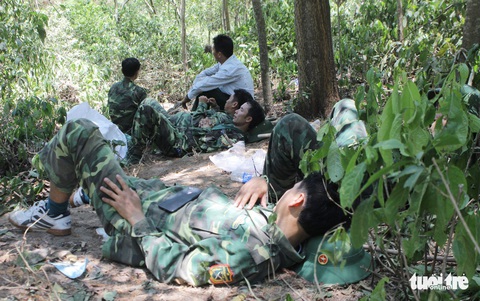 Quân dân căng mình ngày đêm chữa cháy cứu rừng - Ảnh 14. Quân dân căng mình ngày đêm chữa cháy cứu rừng - Ảnh 14.