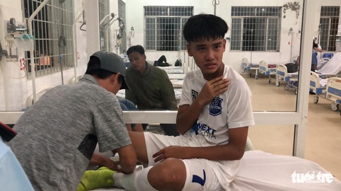 Cầu thủ U17 Hoàng Anh Gia Lai gãy xương đòn trong trận ra quân - Ảnh 3. Cầu thủ U17 Hoàng Anh Gia Lai gãy xương đòn trong trận ra quân - Ảnh 3.