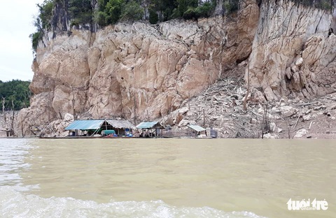 Lòng hồ thủy điện Bản Vẽ cạn trơ, trông như ở hành tinh khác - Ảnh 11. Lòng hồ thủy điện Bản Vẽ cạn trơ, trông như ở hành tinh khác - Ảnh 11.