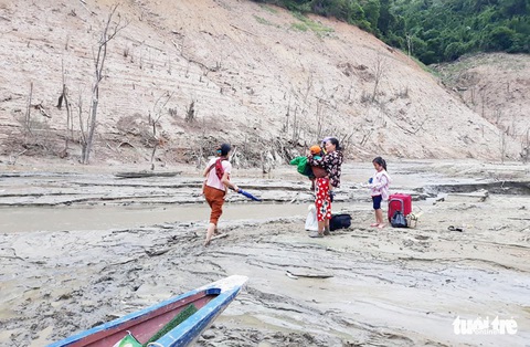 Lòng hồ thủy điện Bản Vẽ cạn trơ, trông như ở hành tinh khác - Ảnh 9. Lòng hồ thủy điện Bản Vẽ cạn trơ, trông như ở hành tinh khác - Ảnh 9.