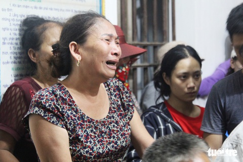 Dân ‘vây’ trụ sở xã yêu cầu khẩn trương cứu 9 ngư dân mất tích - Ảnh 4. Dân ‘vây’ trụ sở xã yêu cầu khẩn trương cứu 9 ngư dân mất tích - Ảnh 4.