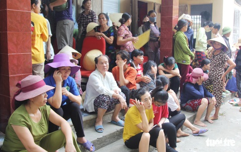 Dân ‘vây’ trụ sở xã yêu cầu khẩn trương cứu 9 ngư dân mất tích - Ảnh 7. Dân ‘vây’ trụ sở xã yêu cầu khẩn trương cứu 9 ngư dân mất tích - Ảnh 7.