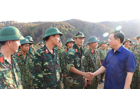Kiểm lâm, công an, bộ đội, dân quân tự vệ cùng chống cháy rừng ở Hà Tĩnh - Ảnh 2. Kiểm lâm, công an, bộ đội, dân quân tự vệ cùng chống cháy rừng ở Hà Tĩnh - Ảnh 2.