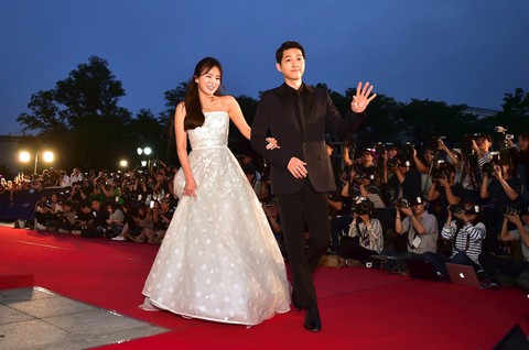 Song Joong Ki và Song Hye Kyo ly hôn: khối tài sản 100 tỉ won ra sao? - Ảnh 1. Song Joong Ki và Song Hye Kyo ly hôn: khối tài sản 100 tỉ won ra sao? - Ảnh 1.