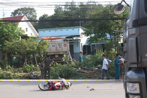 Xe ben điên tông loạn xạ, lao vào nhà dân làm 1 người chết - Ảnh 2. Xe ben điên tông loạn xạ, lao vào nhà dân làm 1 người chết - Ảnh 2.