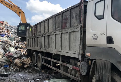 Đem chất thải nguy hại đặc biệt chôn lấp chung với rác thải sinh hoạt - Ảnh 2. Đem chất thải nguy hại đặc biệt chôn lấp chung với rác thải sinh hoạt - Ảnh 2.