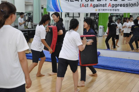 Cảnh sát Hàn Quốc dạy võ tự vệ cho cô dâu nước ngoài - Ảnh 3. Cảnh sát Hàn Quốc dạy võ tự vệ cho cô dâu nước ngoài - Ảnh 3.