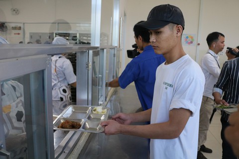 Nếu phát hiện bữa ăn ôi thiu, công nhân phản ánh ngay cho thành phố - Ảnh 1. Nếu phát hiện bữa ăn ôi thiu, công nhân phản ánh ngay cho thành phố - Ảnh 1.