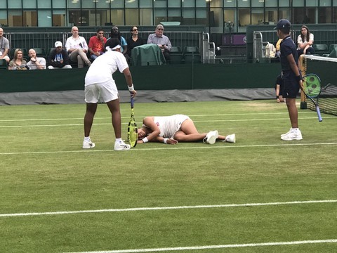 Đôi nữ Thái Lan bỏ cuộc ở Giải trẻ Wimbledon vì bị đánh bóng trúng... mặt - Ảnh 1. Đôi nữ Thái Lan bỏ cuộc ở Giải trẻ Wimbledon vì bị đánh bóng trúng... mặt - Ảnh 1.