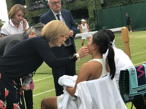 Đôi nữ Thái Lan bỏ cuộc ở Giải trẻ Wimbledon vì bị đánh bóng trúng... mặt - Ảnh 2. Đôi nữ Thái Lan bỏ cuộc ở Giải trẻ Wimbledon vì bị đánh bóng trúng... mặt - Ảnh 2.