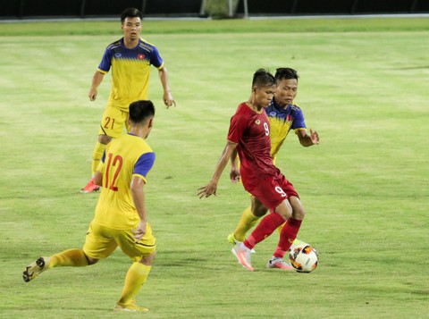 U23 Việt Nam thắng sát nút U18 tỉ số 1-0, HLV Park nhiều lần... lắc đầu - Ảnh 1. U23 Việt Nam thắng sát nút U18 tỉ số 1-0, HLV Park nhiều lần... lắc đầu - Ảnh 1.